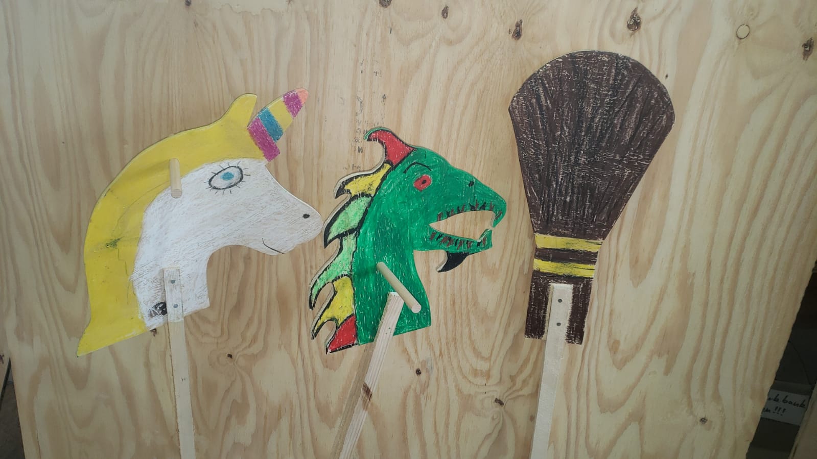 Steckeneinhorn Steckendrachen Hexenbesen Nahaufnahme ausgemalt OL