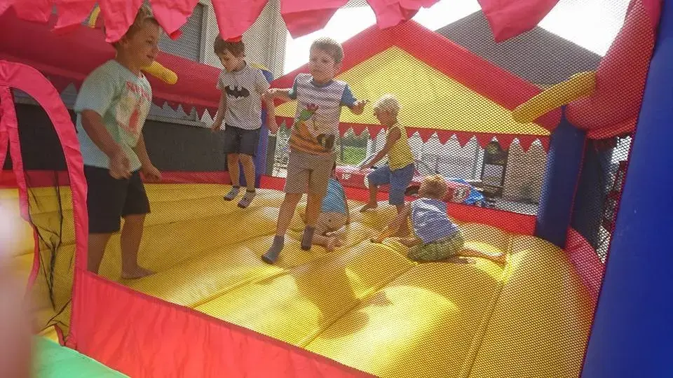 kinder-hüpfburg-kindergeburtstag-mieten-Berlin kinder-hüpfburg-kindergeburtstag-mieten-Berlin