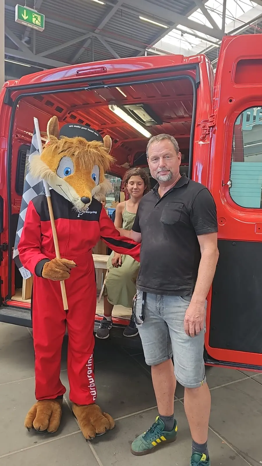 Basti-Bus Team mit Nürburgring-Maskottchen Basti-Bus Team mit Nürburgring-Maskottchen