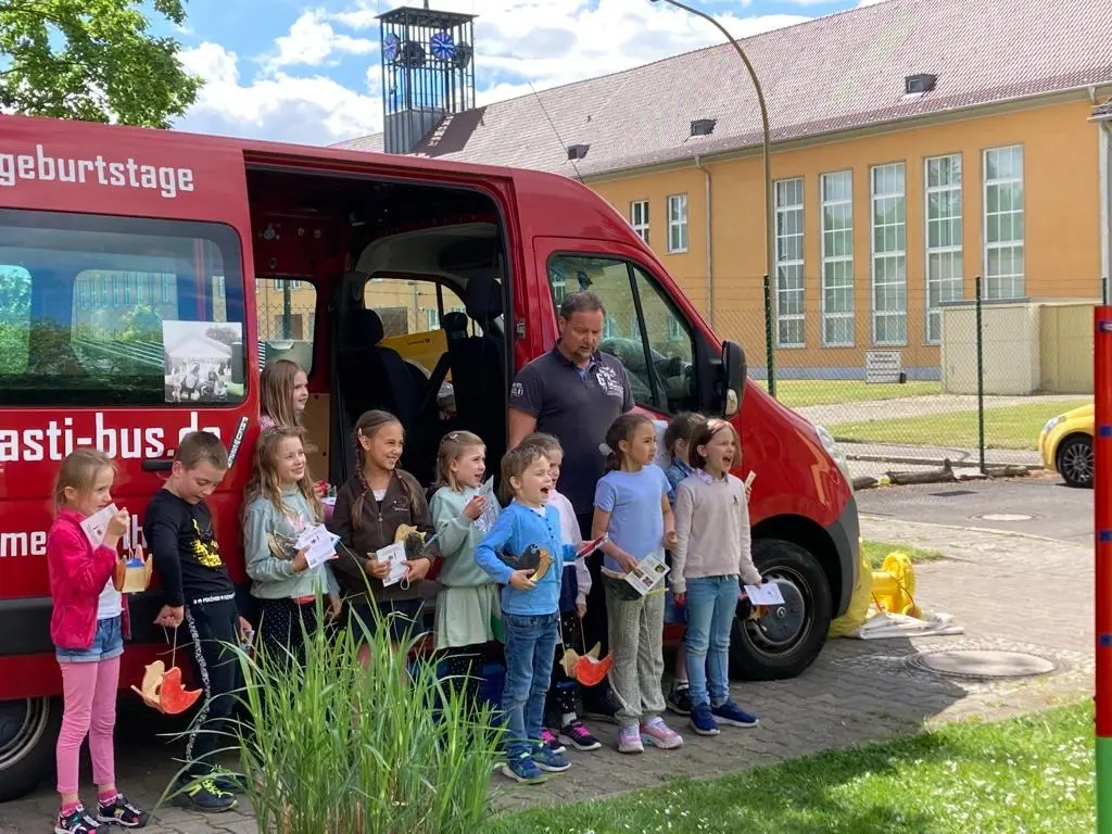 Basti-Bus vor der Schule Basti-Bus vor der Schule
