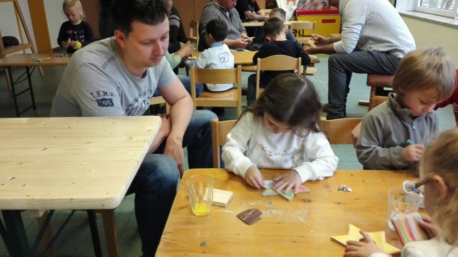 kinder-arbeiten-holzprojekt-projektwoche-schule kinder-arbeiten-holzprojekt-projektwoche-schule