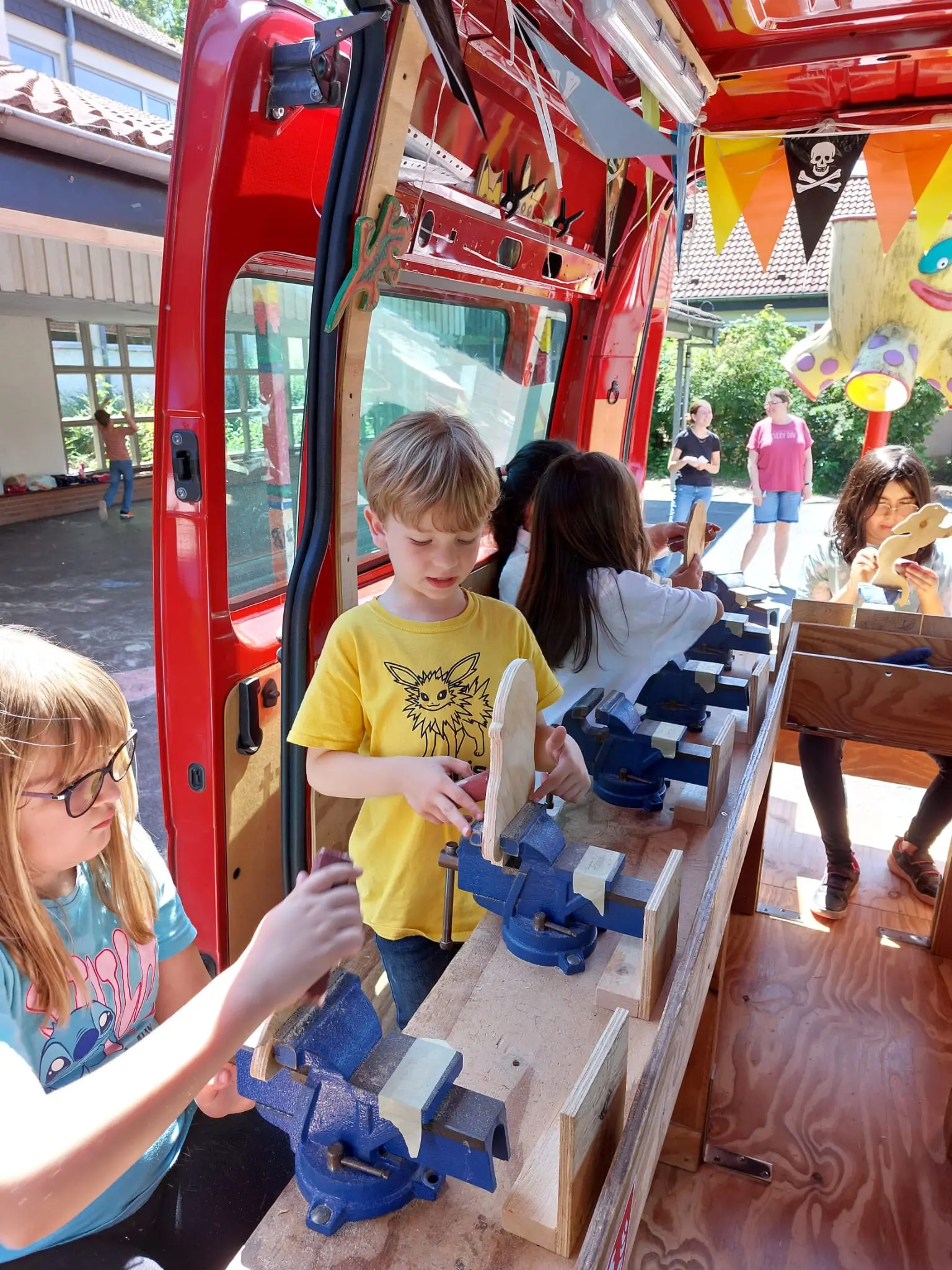 Kinder basteln im Basti-Bus beim Truck-Grand-Prix Kinder basteln im Basti-Bus beim Truck-Grand-Prix
