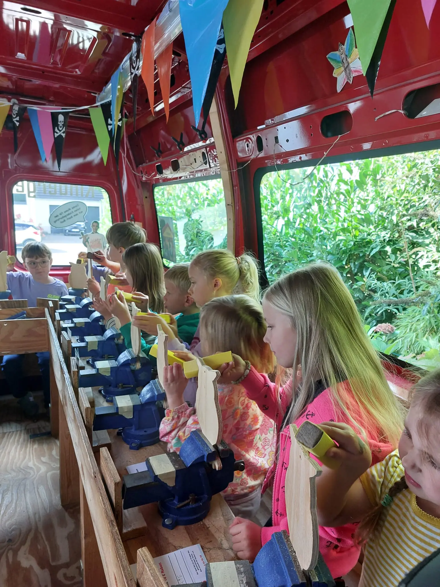 Kinder basteln im Basti-Bus Kinder basteln im Basti-Bus