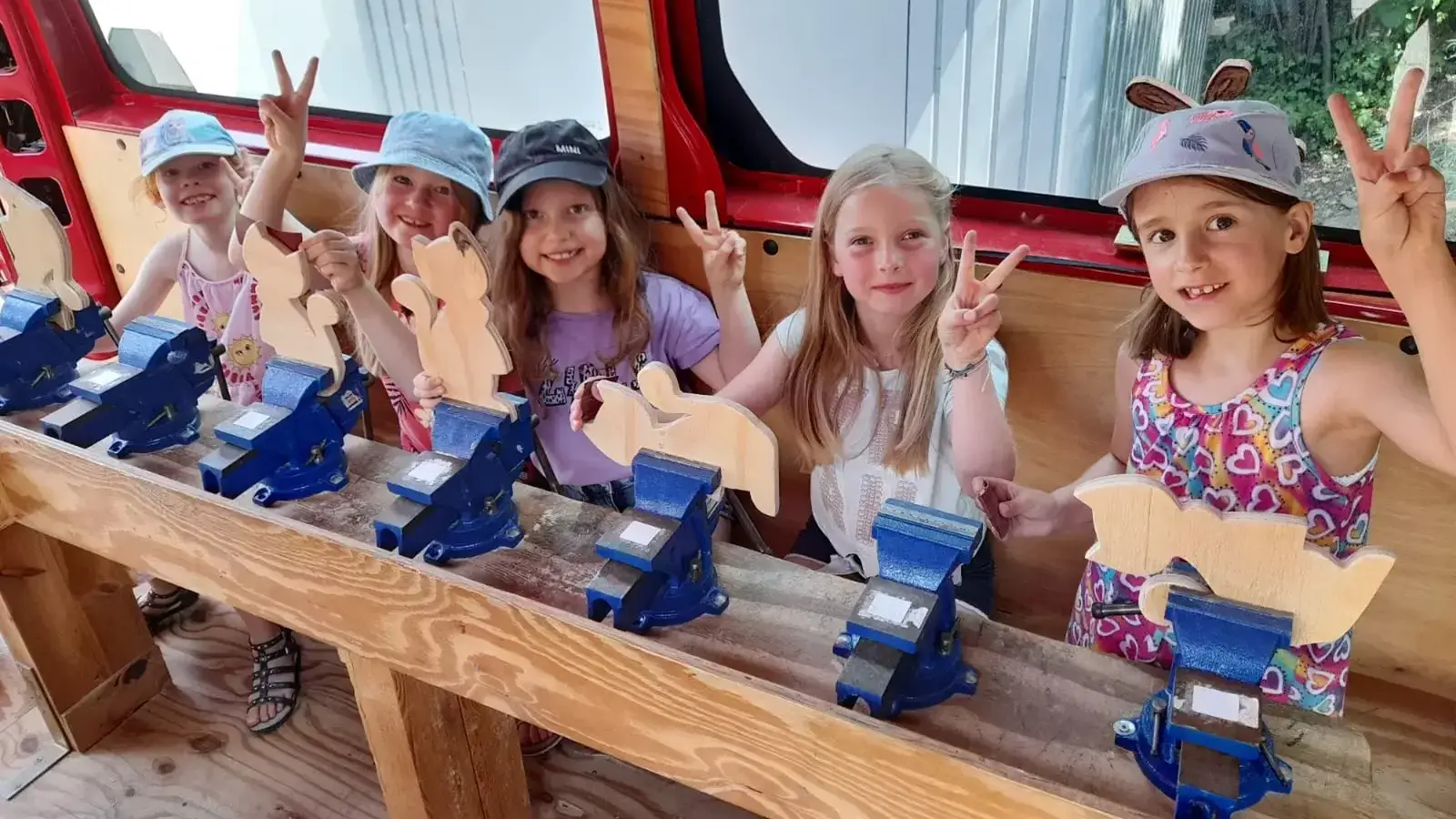 Kinder mit selbst gebauten Holzwerken Köln